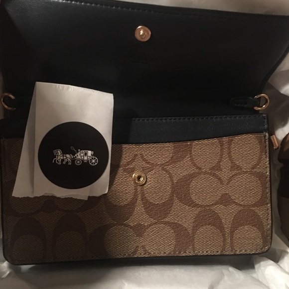 SALE!! Coach Wristlet comes in original box - Picture 16 of 16